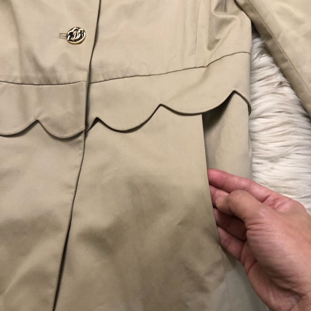 Draper James Scalloped Waist Gold Button Neutral Crew Neck Beige Trench Coat 10 - Picture 7 of 13